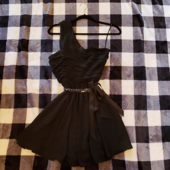 Express Chiffon Chain Belt / One Shoulder Dress - Picture 3 of 6
